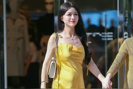 宽松的连衣裙，被小姐姐当成孕妇装来穿搭，还真有种迷人的韵味图片