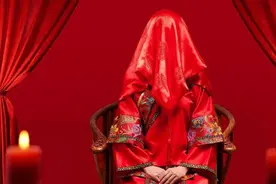 民间故事：新郎去迎亲，遇到黄狗对轿狂吠，媒婆：轿中新娘不对劲图片