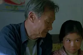 村里捡来一个女娃，谁也不愿意要，多年后都后悔了！催泪电影图片