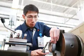 中国第一“打磨匠”洪家光：拒绝外企千万年薪，只为祖国贡献力量图片