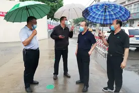 受邯郸市教育局副调研员许克亮委托，教学仪器站胡志军站长到冀南新区督导初三开学返校疫情防控工作图片