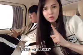 秦昊夫妇一起工作，十指紧扣同行超恩爱，53岁伊能静打扮少女图片