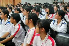 女儿第一次来月经，妈妈打工不在家，爸爸的做法真暖心图片