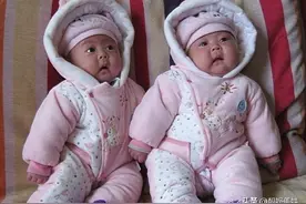 双胞胎女婴妹妹面带微笑出生，婆婆却打女婴一巴掌，医生夸打得好图片