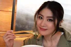 上海网友参观陈慧琳香港的家，餐桌款式很有特色，造型像三角钢琴图片