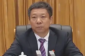 “老纪委”给全省领导干部开大会，现场通报7个落马官员视频封面