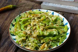 大厨教你辣椒最好吃的做法，用面煎一煎，口感酥脆令人回味图片