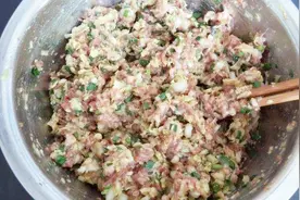 调饺子馅加这2种调料，包出来的饺子鲜嫩多汁，看完试试吧视频封面