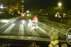 斑马线撞飞婴儿车，致婴儿住进ICU，男司机却说“没看见”图片