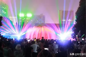 沈阳：炫彩音乐喷泉引万人聚集欣赏图片