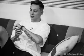 陈伟霆穿白色T恤抓拍写真大片，黑白光影下轮廓清晰，硬朗帅气图片