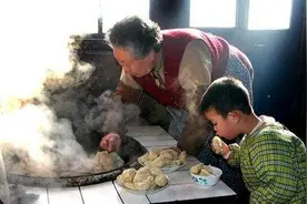 “妈妈，你是不是不要我了？”奶奶可以帮妈带娃，但母爱无法替代图片