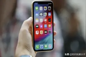 用无线充电盘帮iPhone充电  手麻得很有感觉、像做电疗图片
