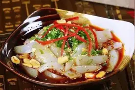 一家20平的餐饮小店，免费送出一万份凉粉，反而赚了20万图片