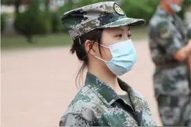 “首金女孩”杨倩晒军训照，换上军装又美又飒，高颜值遗传自爸爸图片