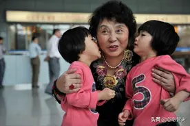 10年前冒险生下双胞胎的60岁妈妈，如今怎么样了，现状让人心酸图片