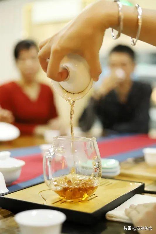 今大福德福品鉴会在“茶饰界”成功举办，班章古树霸气之韵令人倾倒