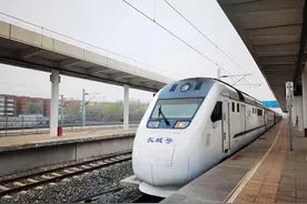 “开往春天的列车”人气儿高，S2线今起加车图片