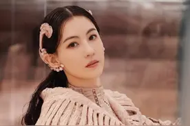 张柏芝走秀，穿玫瑰编织裙变身玫瑰仙子，颜值身材都不输专业模特图片