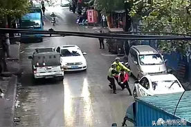 开车撞向警车  违停男子被拘5日|一线微观图片