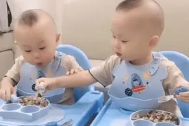 清官难断家务事？双胞胎兄弟吃饭你争我抢，上演偷鸡不成蚀把米图片