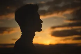 不谈其他，系统分析一下肖战的颜值，对，就是看脸图片