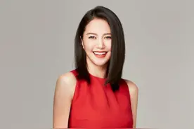 四川自贡市36岁歌手谭维维，中分长直发演绎霸气女王图片