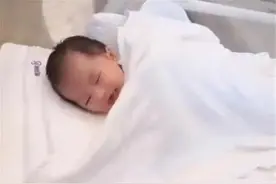 天生自带美颜是什么感受？“美颜宝宝”走红网络，网友：我慕了图片