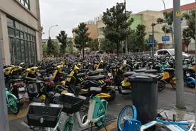 好多电动车 下雨天没人骑```图片