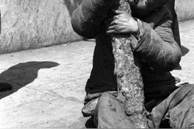 古代闹饥荒，灾民为何放着河里的鱼虾不抓，宁可吃草根啃树皮？图片