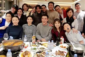 舒淇冯德伦跟张翰佘诗曼等人聚会，吃火锅喝茅台，强大朋友圈曝光图片