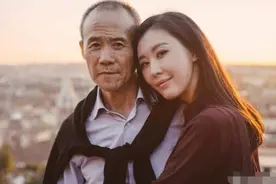 田朴珺和王石带新生婴儿逛商场，疑似71岁的王石再度当爸爸图片