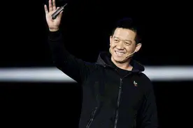 贾跃亭破产了，套现2百亿跑到美国，前妻却在国内坐豪车用名牌图片