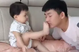 女儿抬脚给爸爸闻，宝爸立刻假装被熏倒，宝宝之后的举动笑翻网友图片