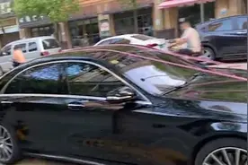 湖北一奔驰停路边被当成迎亲车辆贴花，车主：新郎还给了喜糖图片