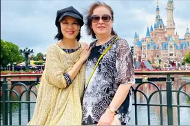 邬君梅真孝顺携老母亲游迪士尼，光脚穿短裙，外八站姿cos太可爱图片