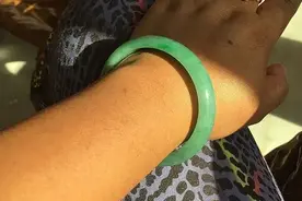 时间是把杀猪刀，四年前买的翡翠手镯竟然现在成这样图片