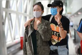 马思纯瘦10斤后走机场，穿印花夹克时髦大方，果然减肥等于整容图片