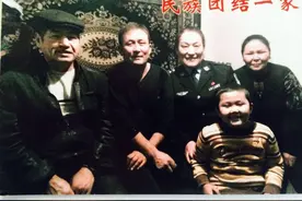 五口人，四个民族，这个家庭满满的都是幸福图片