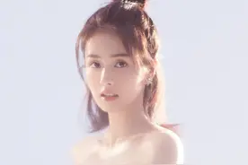 总算看到白鹿穿JK制服了，本以为会很丑，结果意外被她的腿美哭图片