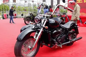 售价6.68万，解读国产首款800cc边三轮摩托车：24L油箱，皮带传动图片