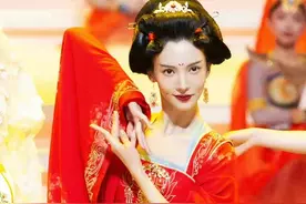 31岁金晨身材太好了，跳盛唐霓裳羽衣舞，一袭红裙惊艳四座图片