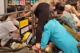 湖南永州一超市开业水果促销，大妈爬上货架哄抢水蜜桃，超市：经常这样图片