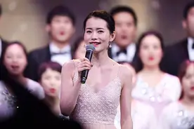 柴碧云以一袭粉色纱裙走上红毯，仙气十足图片