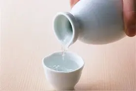 唐三镜真全粮酒坊-喝白酒有哪些好处和危害呢？图片