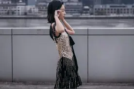 周冬雨成LV首位中国籍代言人！穿亮片裙看秀，身材娇小撑不起气场图片