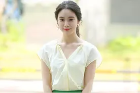 短袖衬衫与亮面绿色百褶裙搭配的好，Wonder Girls惠林美成焦点图片