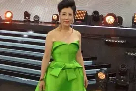汪明荃的穿搭教训告诉我们：大胆用色很好，但了解这个更重要图片