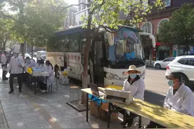 快看！楚雄这家餐饮企业员工“为爱撸袖”！图片