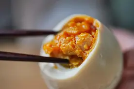 外国人可能永远不懂，被他们嫌弃的咸鸭蛋，凝聚着中国美食的智慧图片